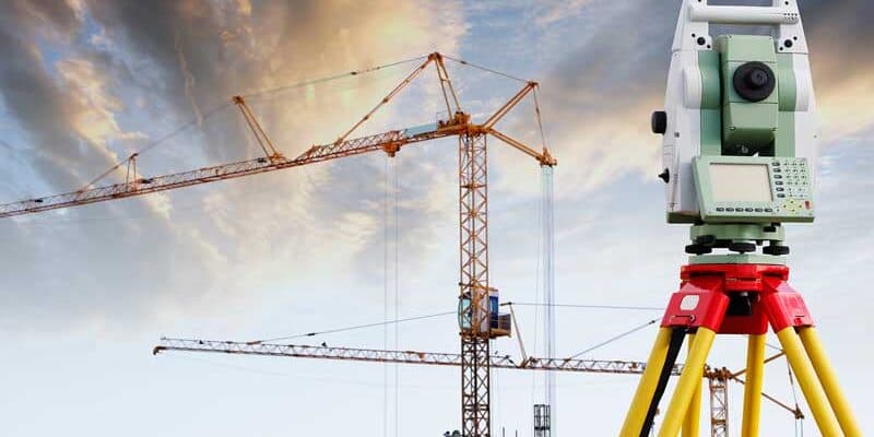 Геодезическое оборудование на строительной площадке